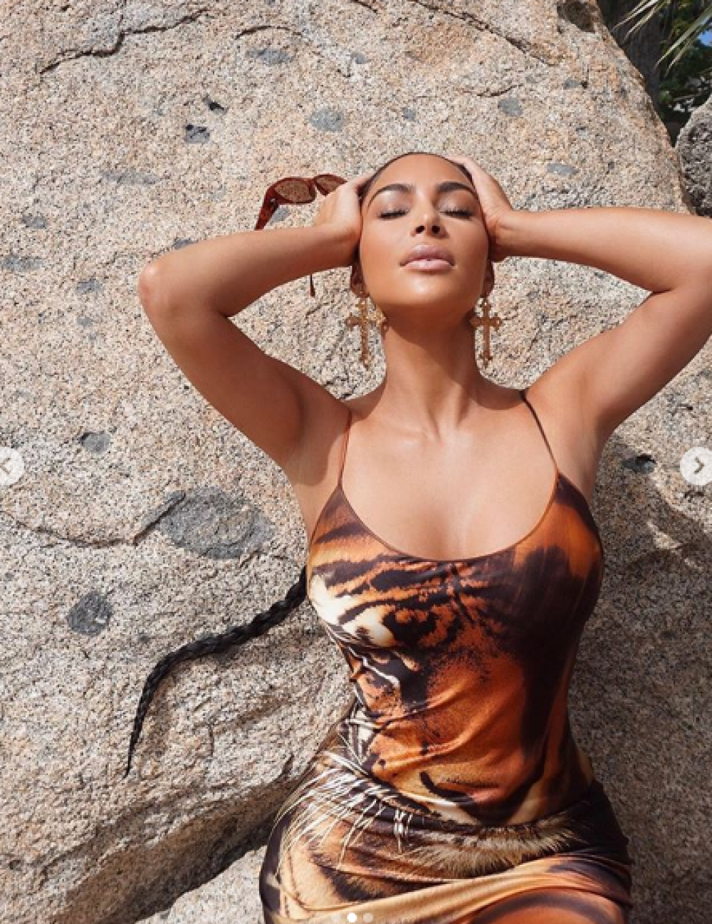 Kim Kardashian, apariție de senzație pe o plajă din Malibu, în plină pandemie. GALERIE FOTO - Imaginea 9