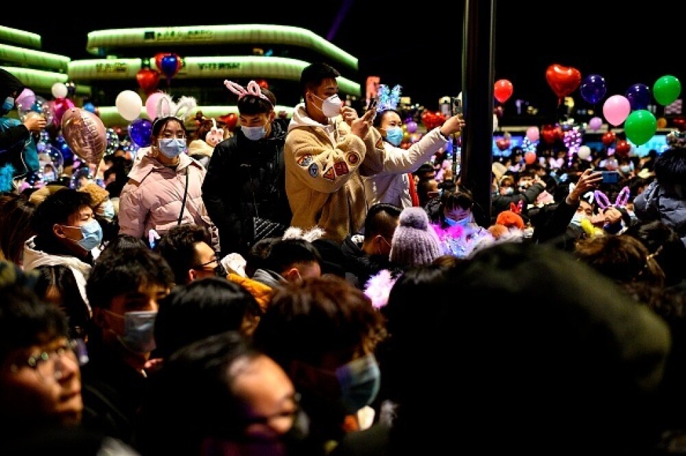 Revelion în stradă în Wuhan. O mulțime uriașă de oameni a sărbătorit intrarea în 2021 - Imaginea 1