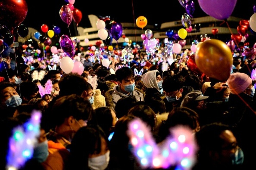 Revelion în stradă în Wuhan. O mulțime uriașă de oameni a sărbătorit intrarea în 2021 - Imaginea 2