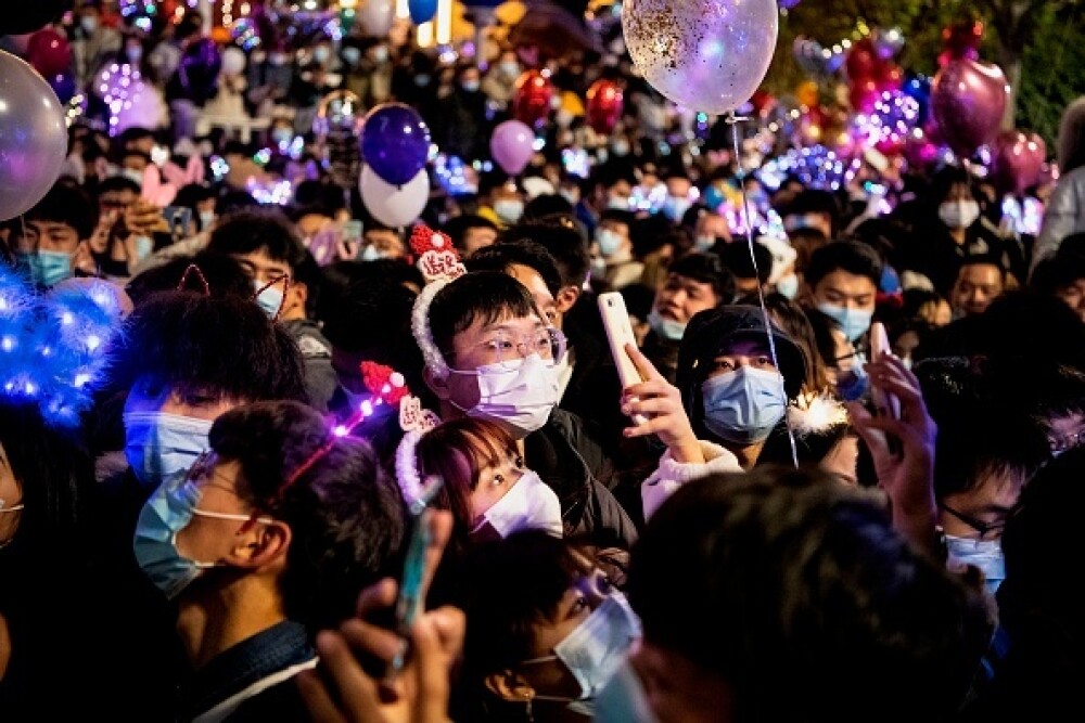 Revelion în stradă în Wuhan. O mulțime uriașă de oameni a sărbătorit intrarea în 2021 - Imaginea 3