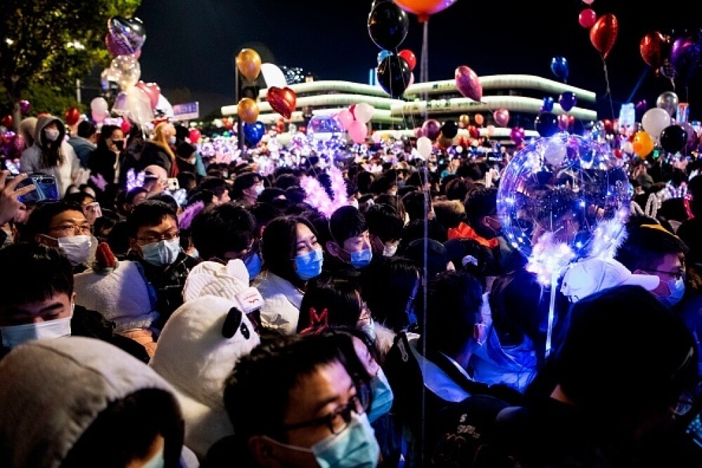 Revelion în stradă în Wuhan. O mulțime uriașă de oameni a sărbătorit intrarea în 2021 - Imaginea 4