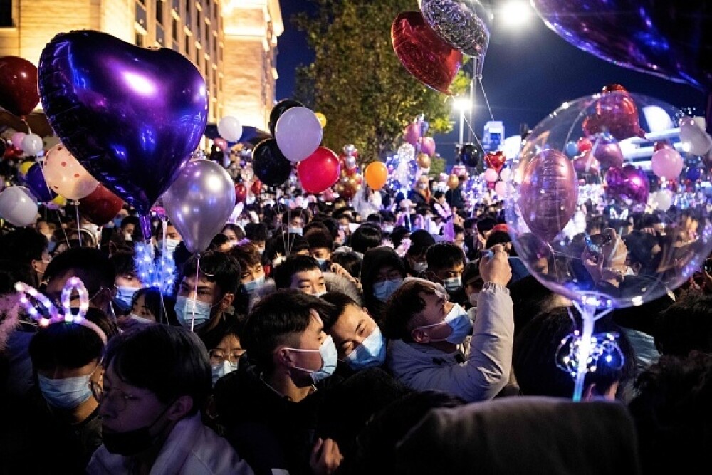 Revelion în stradă în Wuhan. O mulțime uriașă de oameni a sărbătorit intrarea în 2021 - Imaginea 7