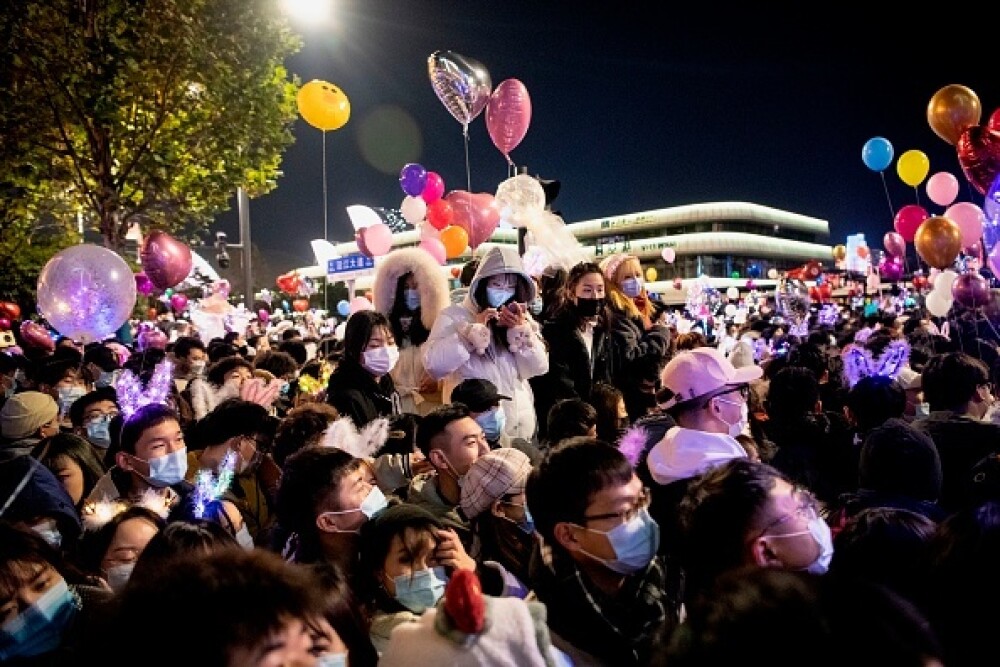 Revelion în stradă în Wuhan. O mulțime uriașă de oameni a sărbătorit intrarea în 2021 - Imaginea 9