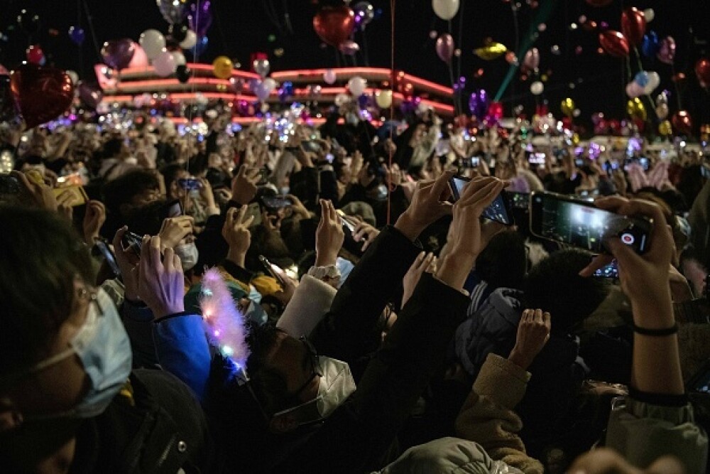 Revelion în stradă în Wuhan. O mulțime uriașă de oameni a sărbătorit intrarea în 2021 - Imaginea 10