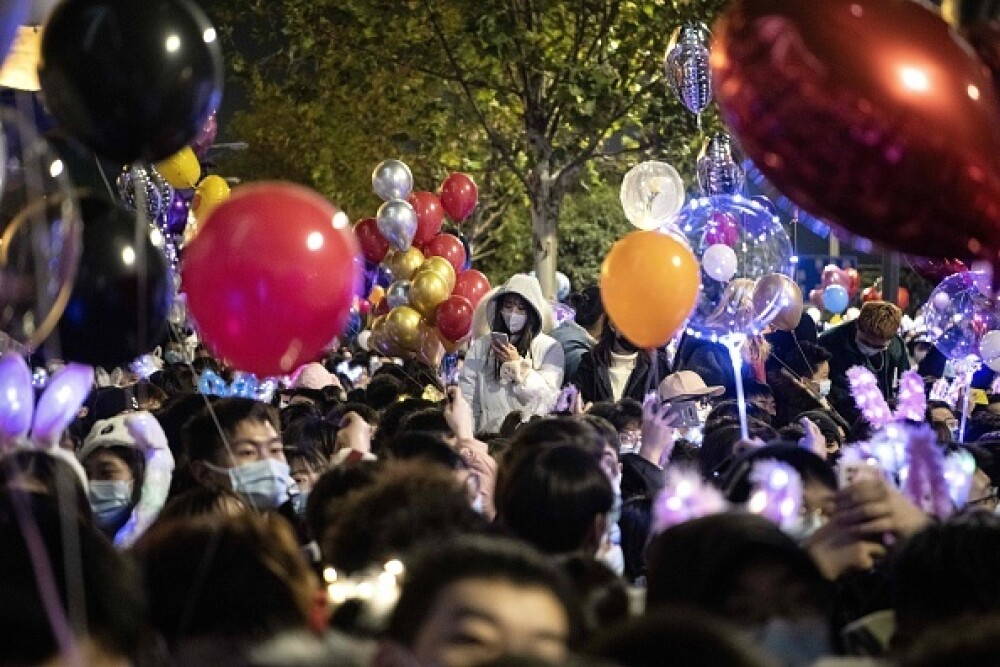Revelion în stradă în Wuhan. O mulțime uriașă de oameni a sărbătorit intrarea în 2021 - Imaginea 11