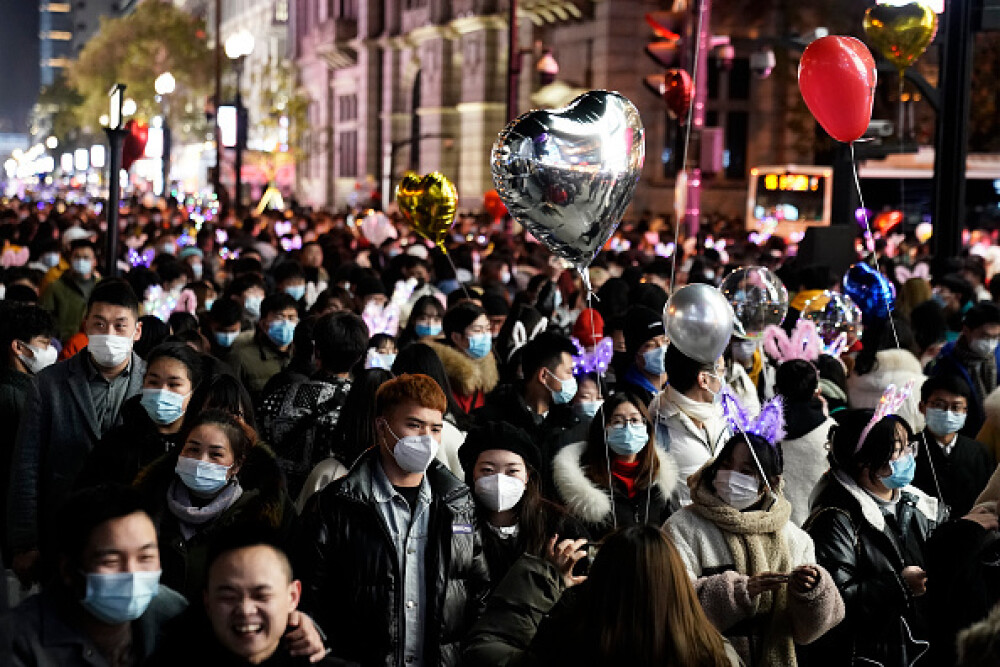 Revelion în stradă în Wuhan. O mulțime uriașă de oameni a sărbătorit intrarea în 2021 - Imaginea 17