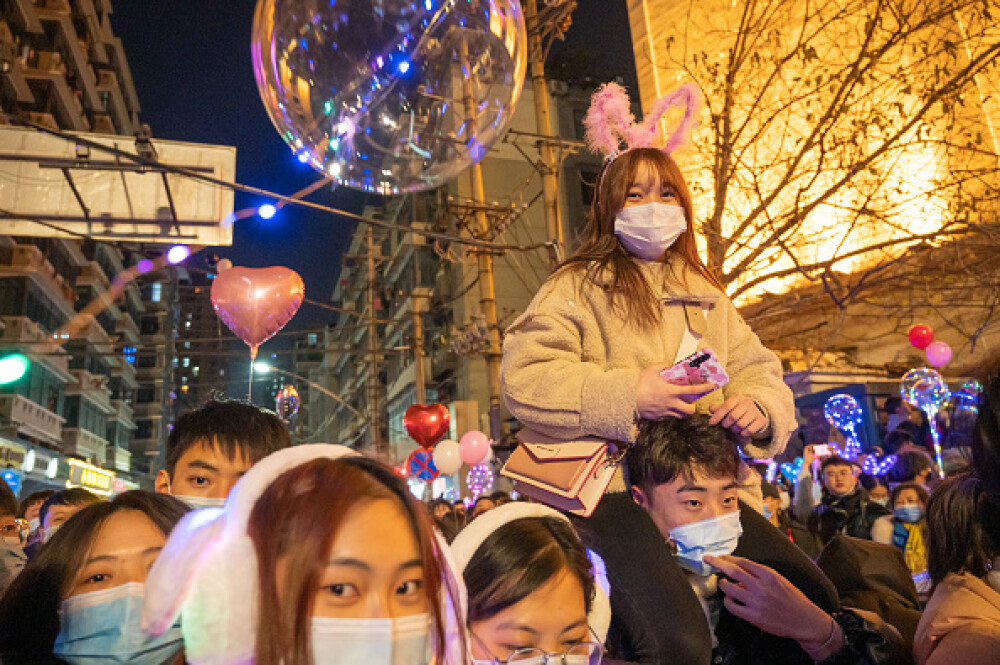 Revelion în stradă în Wuhan. O mulțime uriașă de oameni a sărbătorit intrarea în 2021 - Imaginea 15