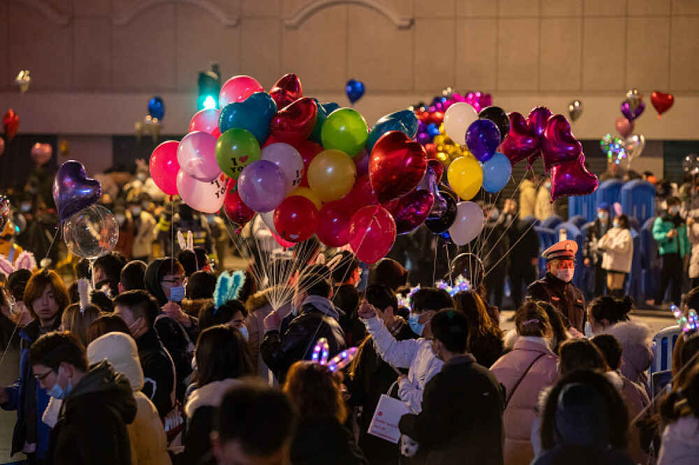 Revelion în stradă în Wuhan. O mulțime uriașă de oameni a sărbătorit intrarea în 2021 - Imaginea 12