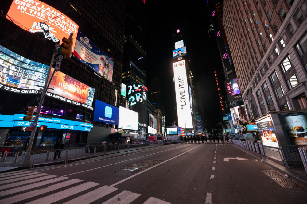 Revelion în contraste: Times Square aproape pustie - Petrecere cu mii de oameni la Wuhan - Imaginea 1