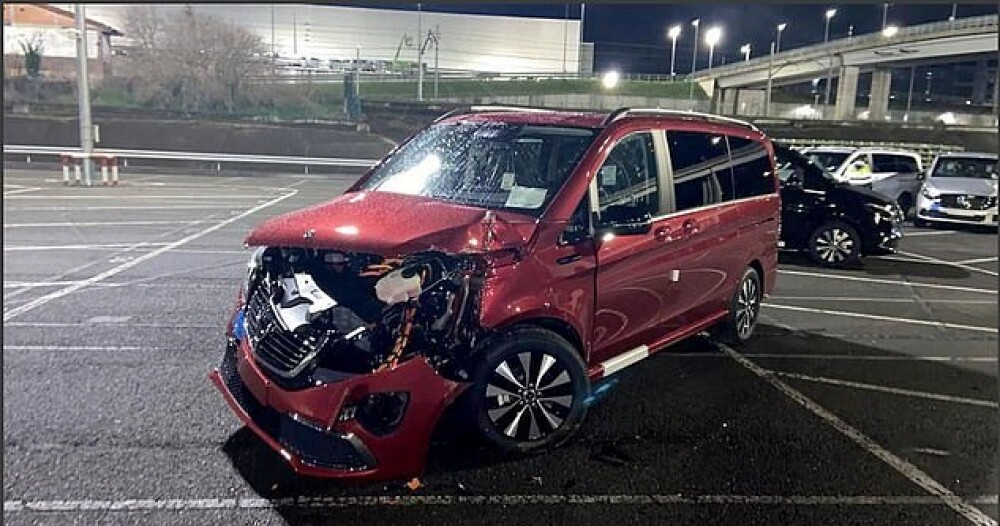 Un angajat Mercedes a distrus cu un excavator 69 de mașini după ce a fost concediat. Pagubele se ridică la 5 milioane de euro - Imaginea 3