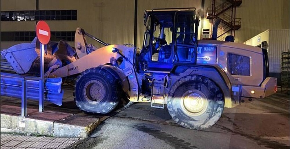 Un angajat Mercedes a distrus cu un excavator 69 de mașini după ce a fost concediat. Pagubele se ridică la 5 milioane de euro - Imaginea 4