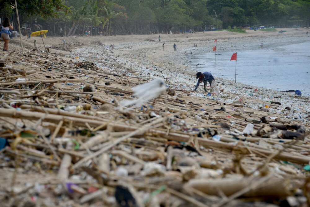 Plajele din Bali sunt „sufocate” de gunoaie. Autoritățile se luptă cu tone de deșeuri. GALERIE FOTO - Imaginea 3