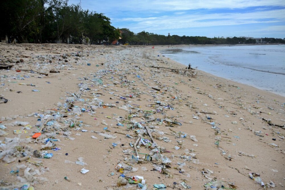 Plajele din Bali sunt „sufocate” de gunoaie. Autoritățile se luptă cu tone de deșeuri. GALERIE FOTO - Imaginea 4