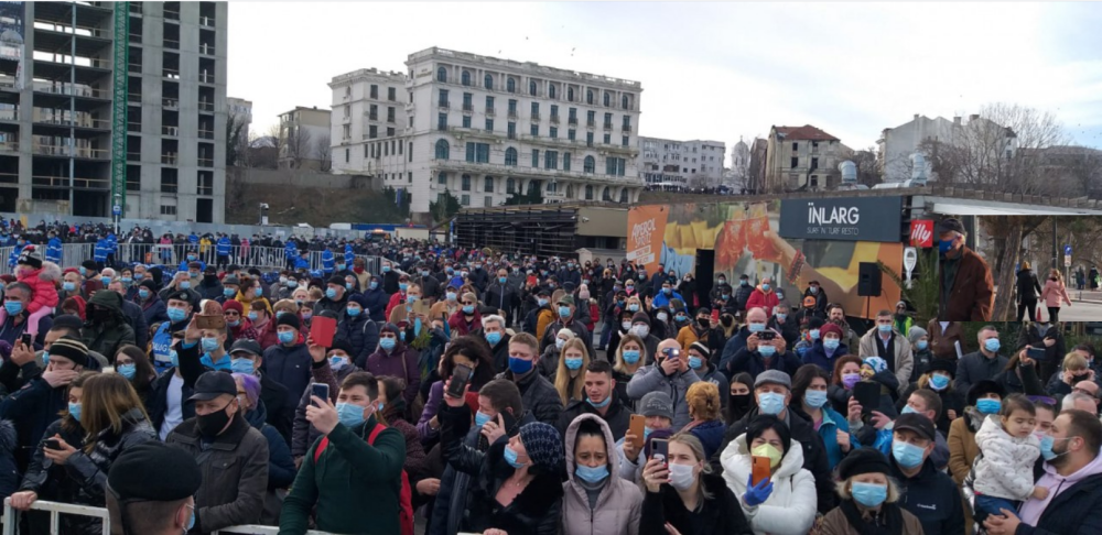 Mii de oameni la ceremoniile de Bobotează. IPS Teodosie i-a rugat să păstreze distanța: „Să nu supărăm autoritățile” - Imaginea 3