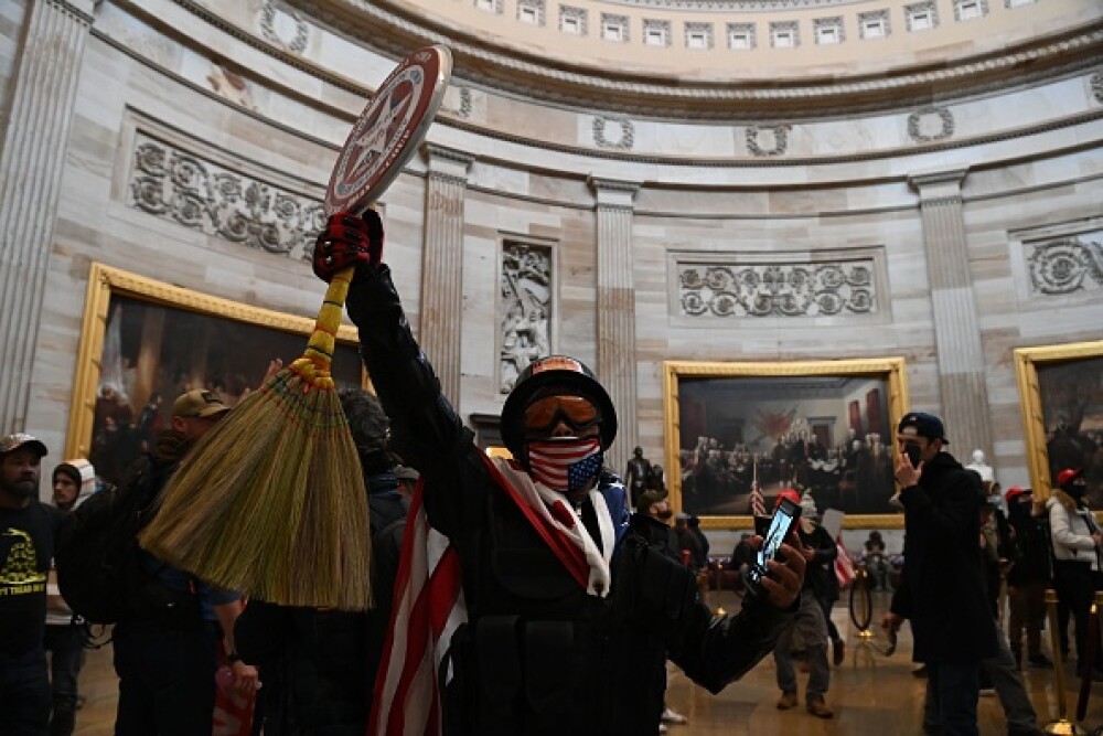 VIDEO. Stare de anarhie la Washington. Susținătorii lui Trump au luat cu asalt Capitoliul și se confruntă cu poliția - Imaginea 4