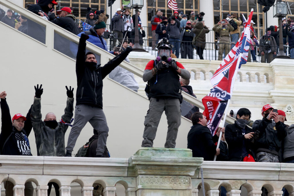 „Vikingul” de la Capitoliu a fost arestat alături de mai mulți manifestanți pro-Trump - Imaginea 8