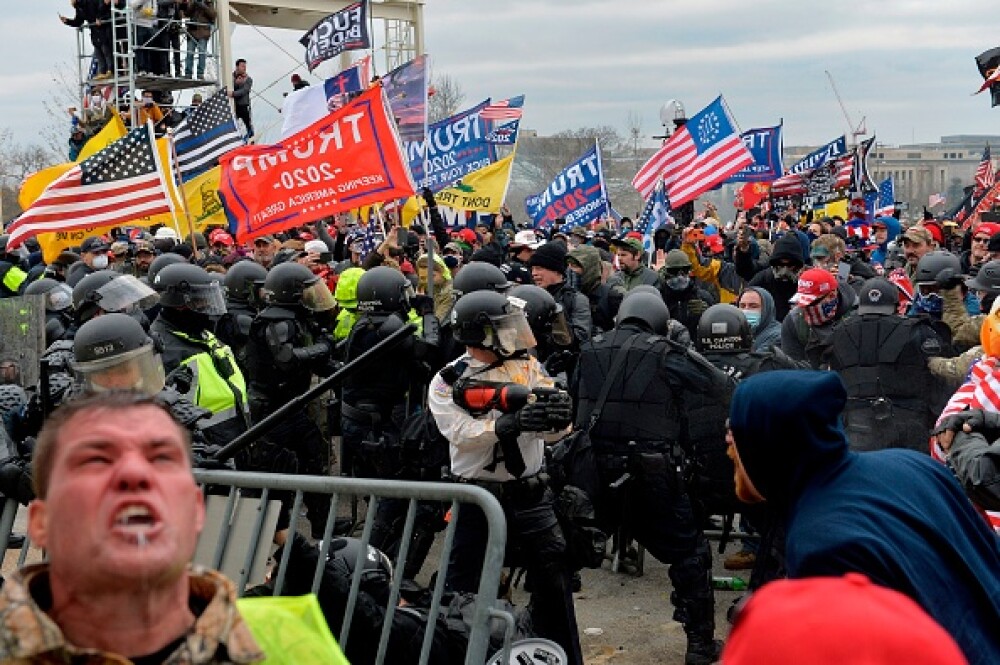VIDEO. Stare de anarhie la Washington. Susținătorii lui Trump au luat cu asalt Capitoliul și se confruntă cu poliția - Imaginea 7