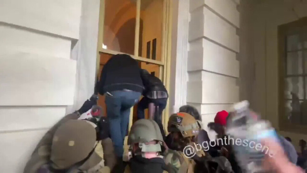 FOTO&VIDEO. Cum arată Capitoliul după ce a fost luat cu asalt de susținătorii lui Trump - Imaginea 11