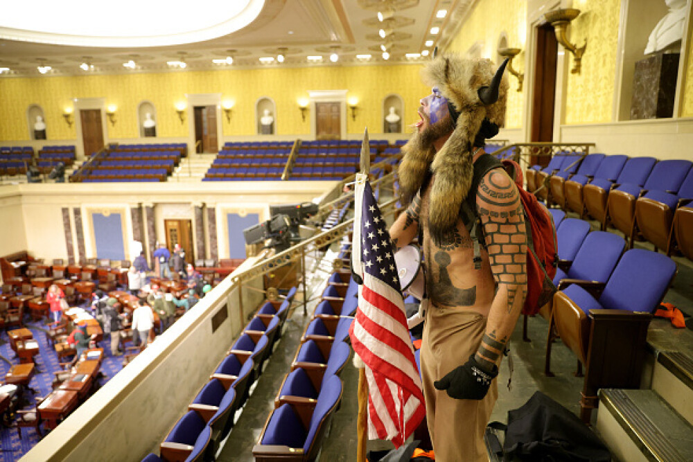 „Vikingul” de la Capitoliu a fost arestat alături de mai mulți manifestanți pro-Trump - Imaginea 2