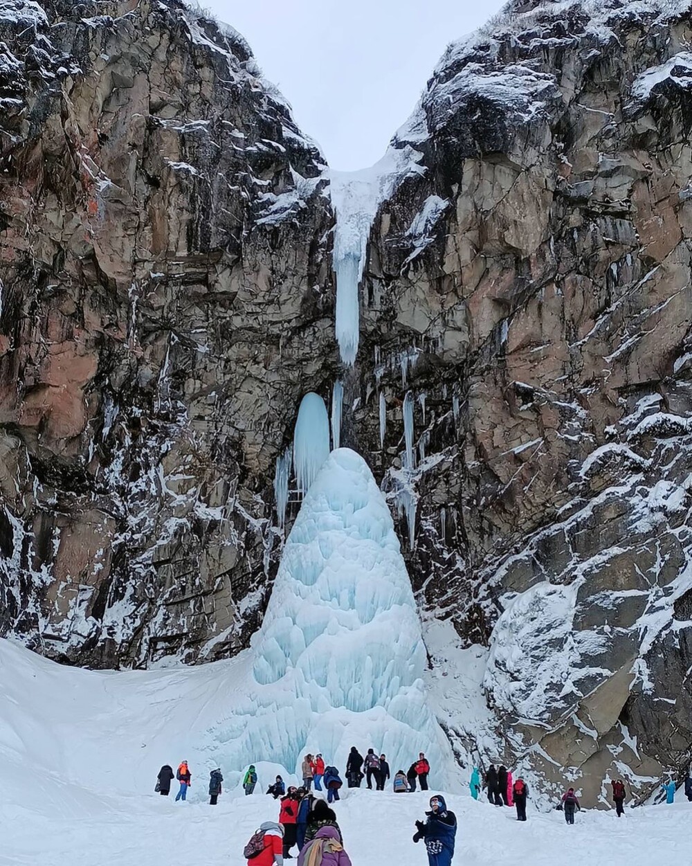 Un turist a murit, iar alți 4 au rămas blocați, după ce bucăți de gheață s-au desprins dintr-o cascadă în Rusia. GALERIE FOTO - Imaginea 1