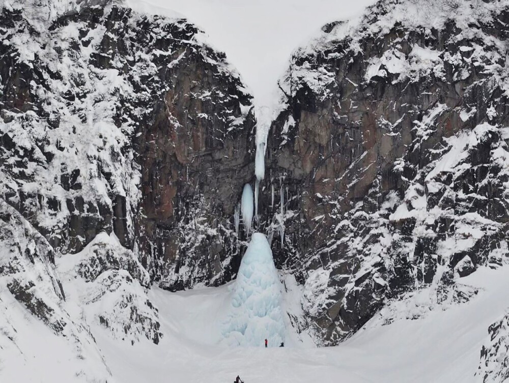 Un turist a murit, iar alți 4 au rămas blocați, după ce bucăți de gheață s-au desprins dintr-o cascadă în Rusia. GALERIE FOTO - Imaginea 3