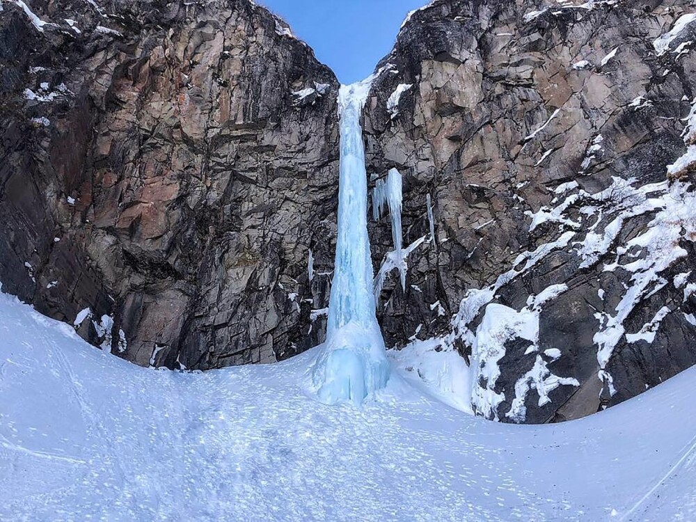Un turist a murit, iar alți 4 au rămas blocați, după ce bucăți de gheață s-au desprins dintr-o cascadă în Rusia. GALERIE FOTO - Imaginea 4