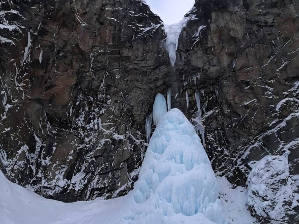 Un turist a murit, iar alți 4 au rămas blocați, după ce bucăți de gheață s-au desprins dintr-o cascadă în Rusia. GALERIE FOTO - Imaginea 5