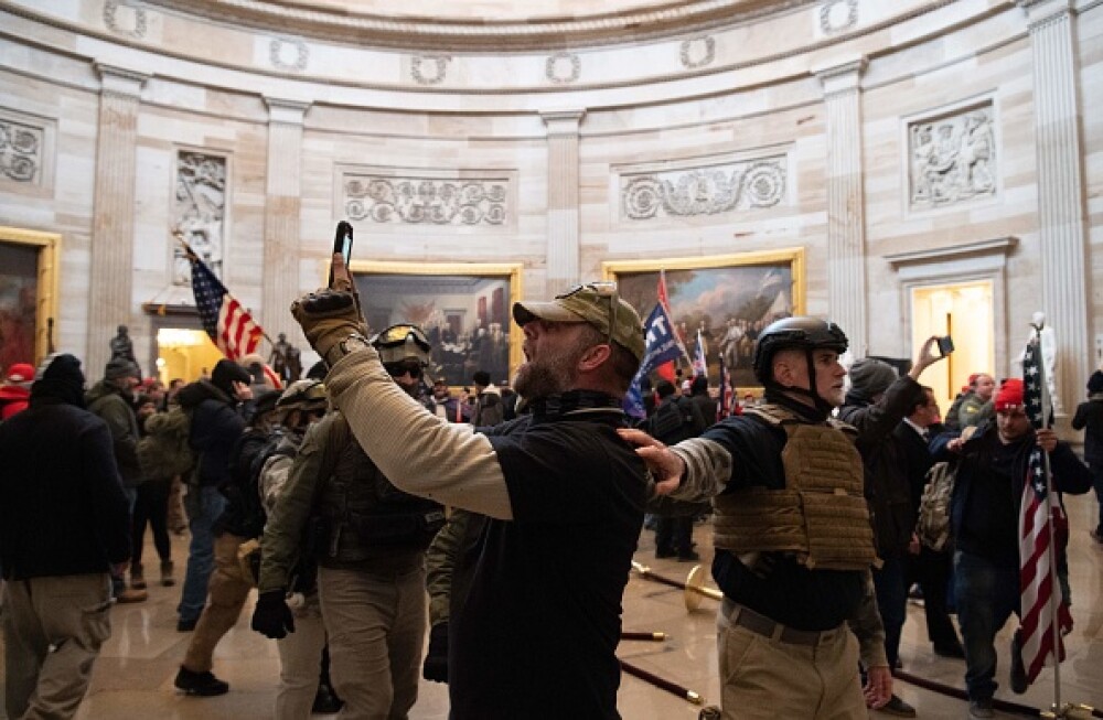 FOTO&VIDEO. Cum arată Capitoliul după ce a fost luat cu asalt de susținătorii lui Trump - Imaginea 7