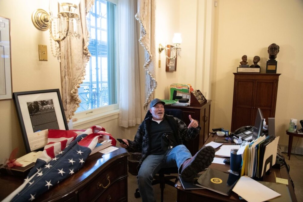 Cine este bărbatul care s-a urcat cu bocancii pe biroul lui Nancy Pelosi și i-a furat un plic - Imaginea 1