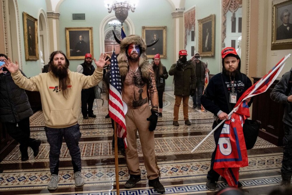 „Vikingul” de la Capitoliu a fost arestat alături de mai mulți manifestanți pro-Trump - Imaginea 1