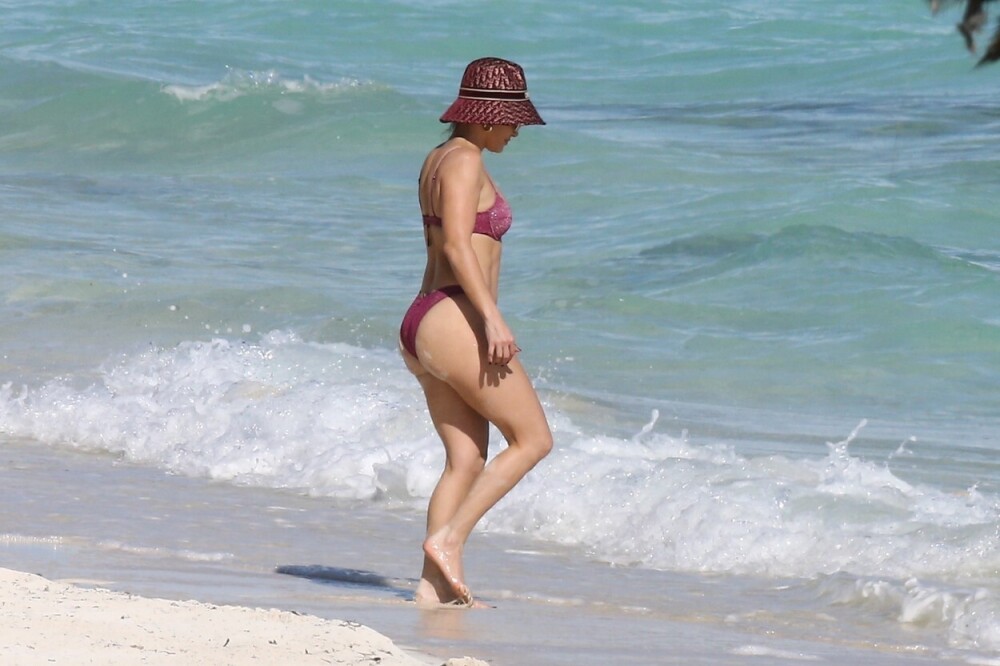 Are 51 de ani și un corp de invidiat. Vedeta surprinsă la plajă în Caraibe alături de iubit. GALERIE FOTO - Imaginea 4