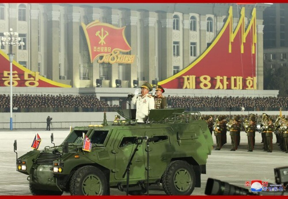 Paradă militară în Coreea de Nord cu prezentarea unui nou model de rachetă balistică - Imaginea 8