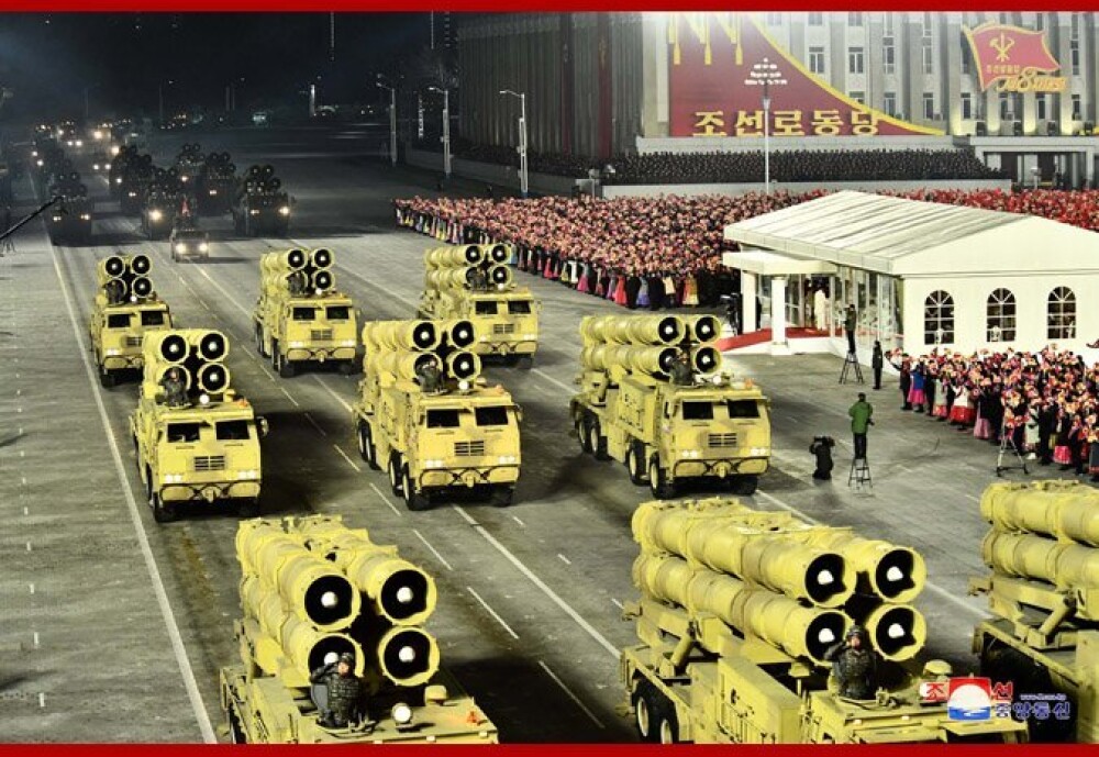 Paradă militară în Coreea de Nord cu prezentarea unui nou model de rachetă balistică - Imaginea 7