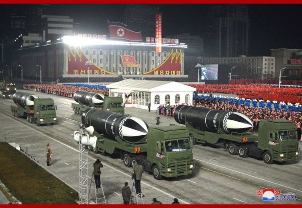 Paradă militară în Coreea de Nord cu prezentarea unui nou model de rachetă balistică - Imaginea 5