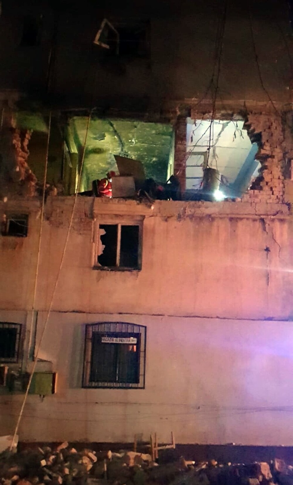 Explozie urmată de incendiu într-un bloc din Găeşti. Ar fi pornit de la o scurgere de gaze - Imaginea 2
