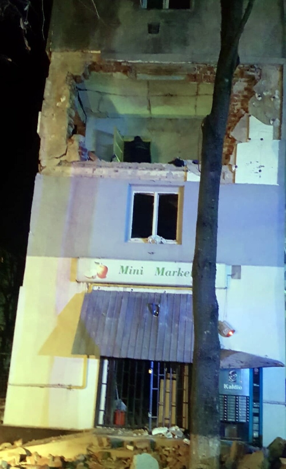 Explozie urmată de incendiu într-un bloc din Găeşti. Ar fi pornit de la o scurgere de gaze - Imaginea 3