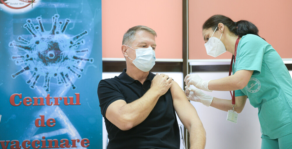 Președintele Iohannis s-a vaccinat împotriva COVID-19. „Este o procedură simplă, nu doare” - Imaginea 8