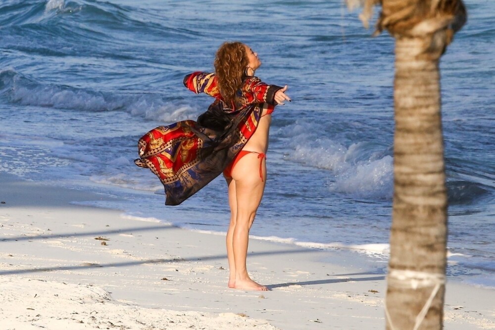 Jennifer Lopez a întors toate privirile pe plajă. Ipostaza inedită în care a apărut vedeta. GALERIE FOTO - Imaginea 1