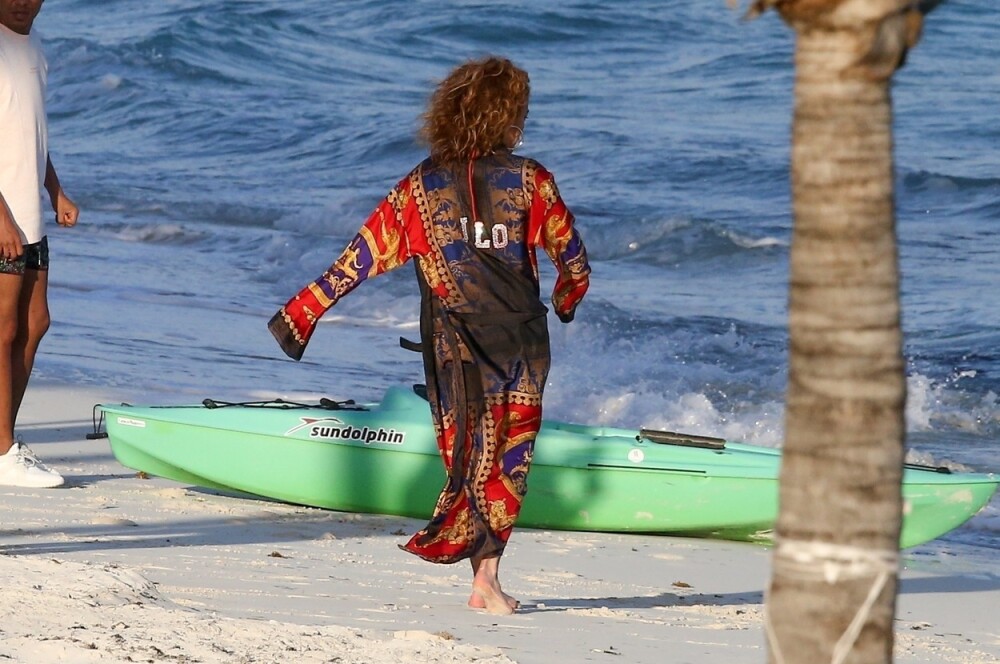 Jennifer Lopez a întors toate privirile pe plajă. Ipostaza inedită în care a apărut vedeta. GALERIE FOTO - Imaginea 3