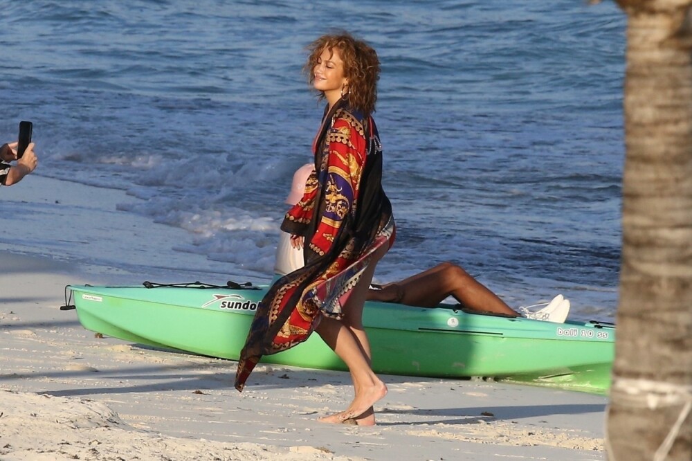 Jennifer Lopez a întors toate privirile pe plajă. Ipostaza inedită în care a apărut vedeta. GALERIE FOTO - Imaginea 4