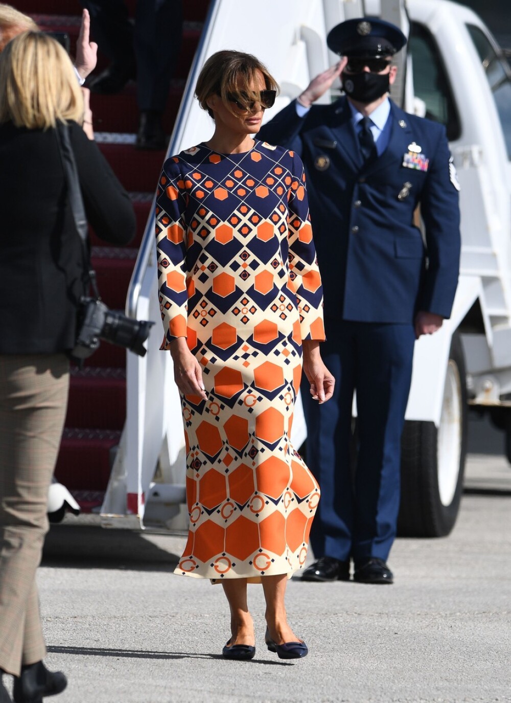 Melania și Donald Trump au ajuns în Florida. Ce ținută inedită a purtat fosta primă doamnă. GALERIE FOTO - Imaginea 4