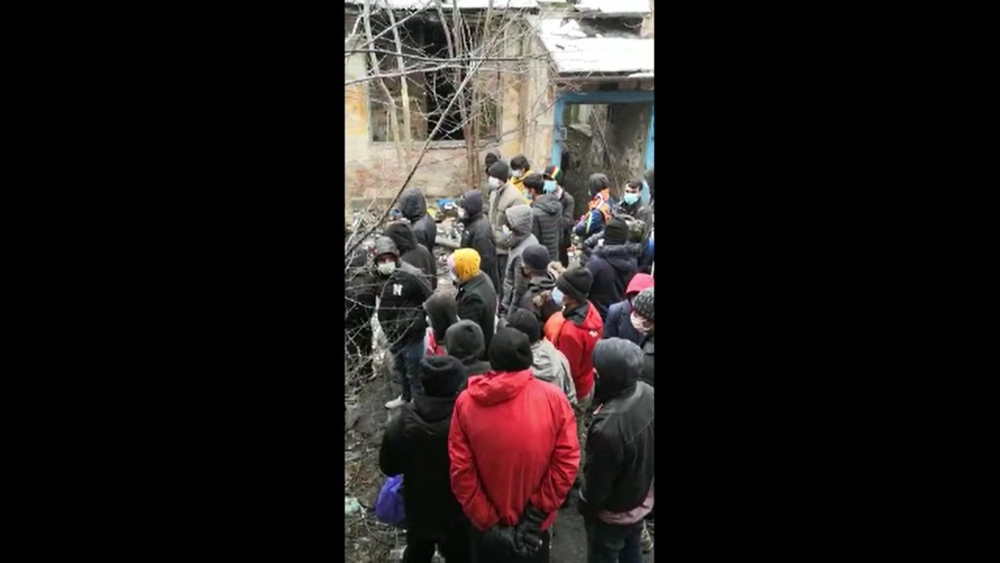 Zeci de migranți s-au ascuns într-o casă părăsită din Timișoara. Au smuls parchetul pentru a face focul - Imaginea 1