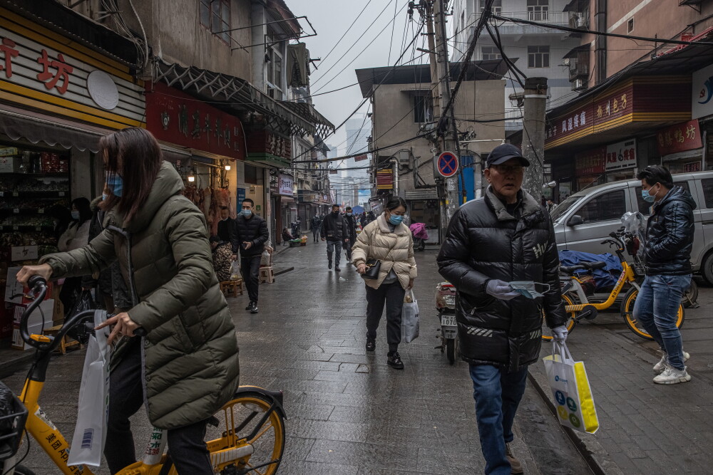 FOTO. Viața aproape a revenit la normal în Wuhan. Oamenii merg în baruri sau în parc fără măști - Imaginea 2