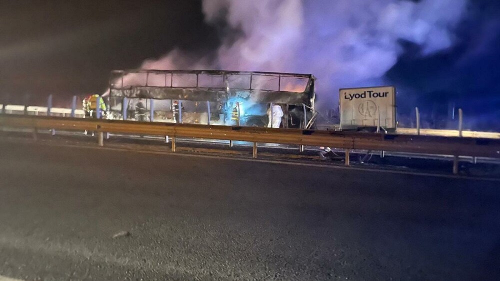 Un autocar în care se aflau 44 de pasageri, mistuit de flăcări pe A1. Nimeni nu a fost rănit - Imaginea 1