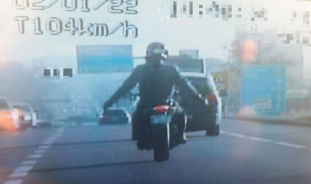 Motociclist care conducea cu 178 km/h în localitate, prins de poliţişti. Momentul când a luat mâinile de pe ghidon. FOTO - Imaginea 1