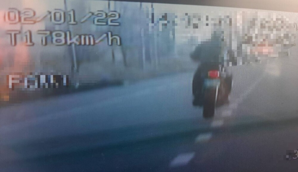 Motociclist care conducea cu 178 km/h în localitate, prins de poliţişti. Momentul când a luat mâinile de pe ghidon. FOTO - Imaginea 3