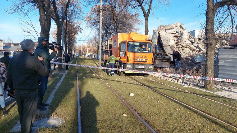 Un zid a căzut peste o linie de tramvai din București - Imaginea 1