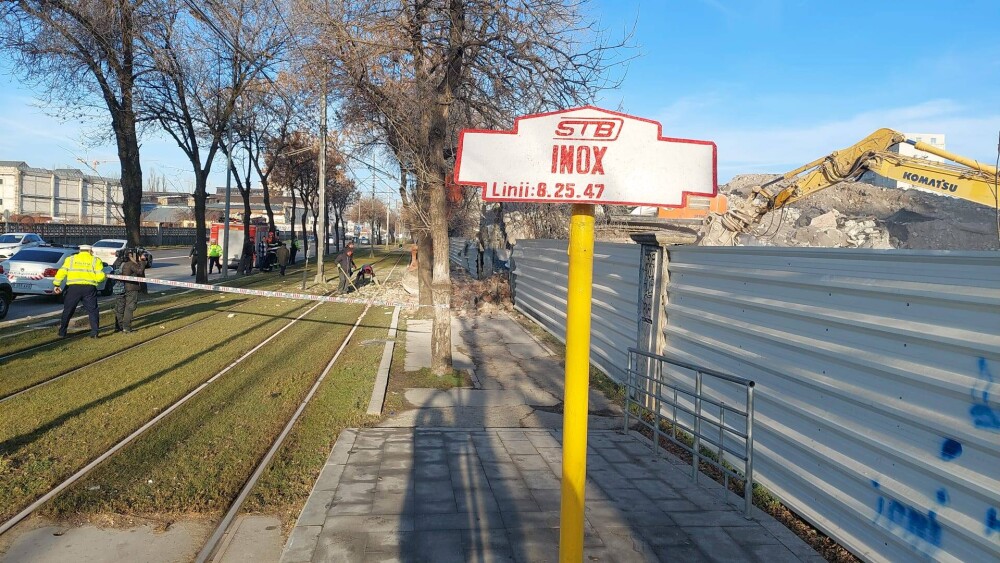 Un zid a căzut peste o linie de tramvai din București - Imaginea 2