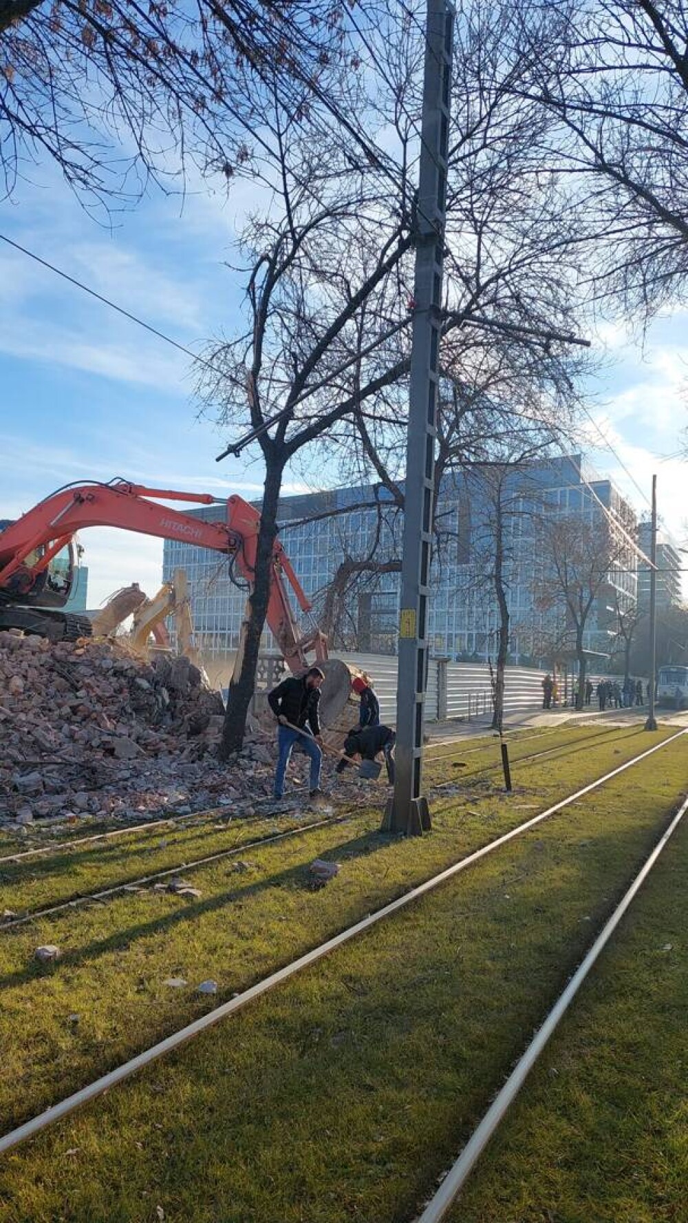 Un zid a căzut peste o linie de tramvai din București - Imaginea 3