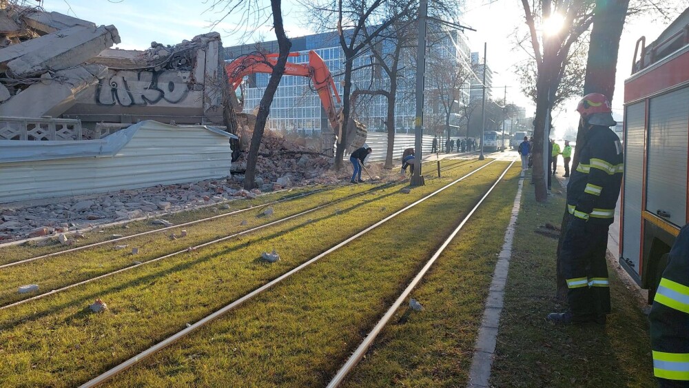Un zid a căzut peste o linie de tramvai din București - Imaginea 5